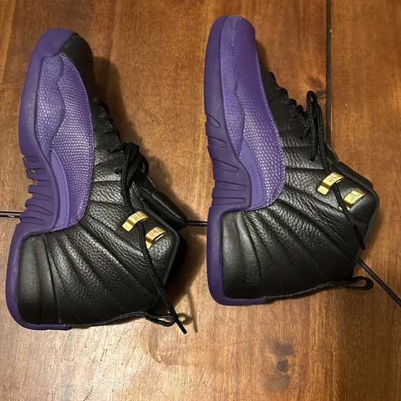 Air Jordan 12 Retro $160

Black/Metallic Gold/ Taxi/Field Purple

Size 6.5Y - Picture 6 of 8